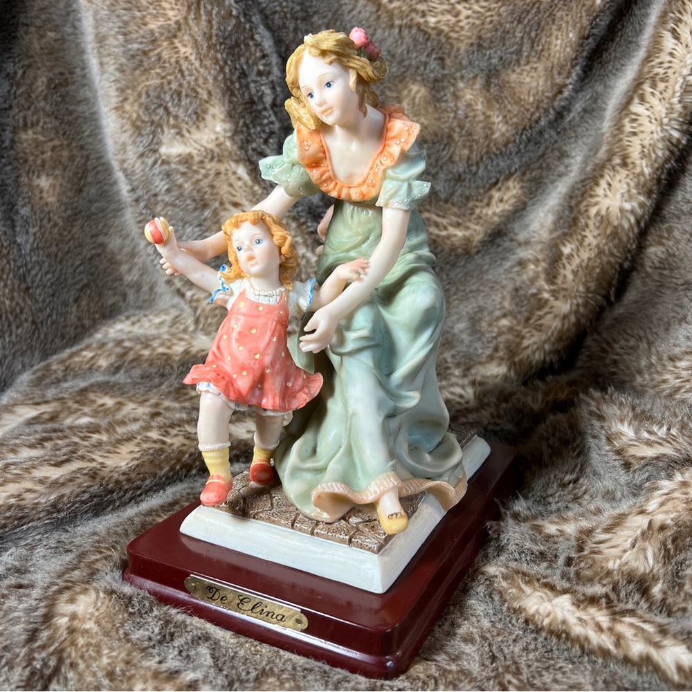Vintage De Elina figurine - Mother and Daughter Playing RARE!!